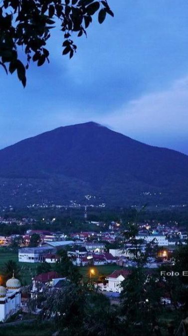 Ada Plakat untuk Mengenang Pendaki yang Hilang, Ini 4 Fakta Gunung Singgalang Sumatra Barat