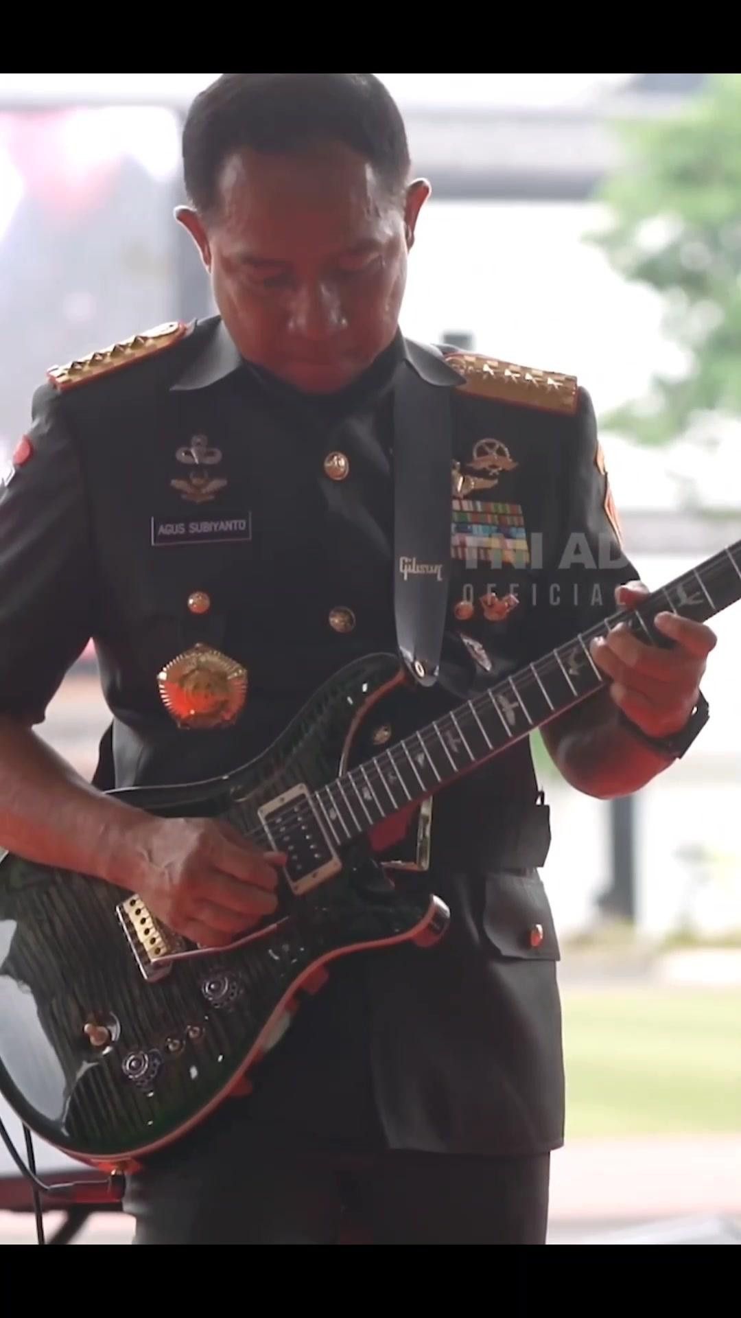 VIDEO: Panglima TNI bak Gitaris Band Iringi Kapolri & Kasad Nyanyi Bareng Slank