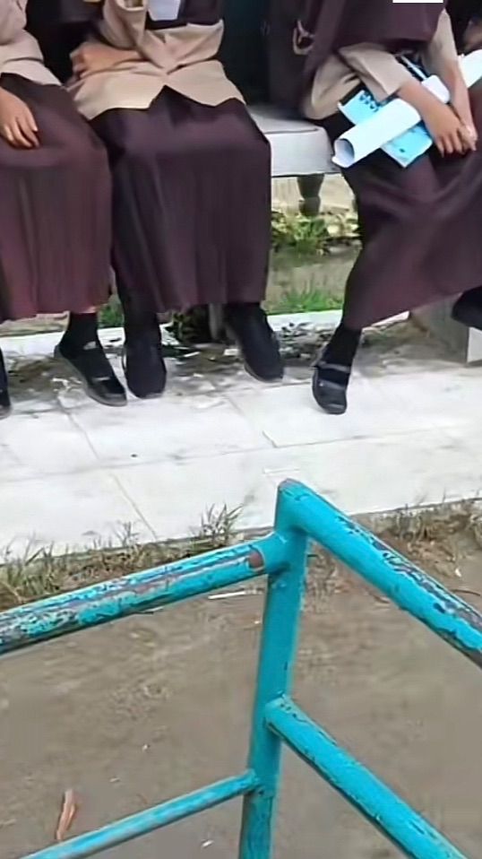 Viral Momen Kakak Jemput Adik di Sekolah Naik Becak Barang, Jadi Sorotan Warganet