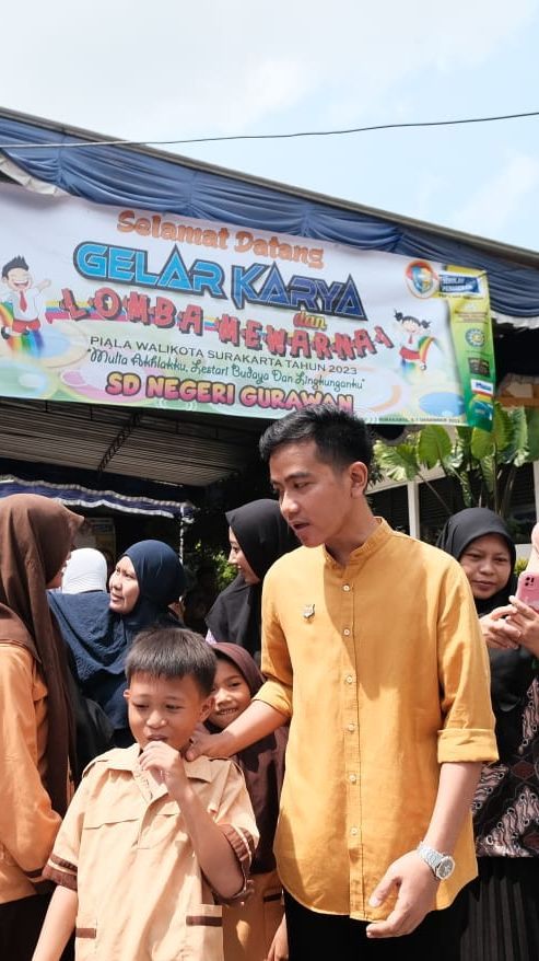 Kunjungi SD Gurawan Solo, Gibran Bagi-Bagi Buku, Beras hingga Borong Balon