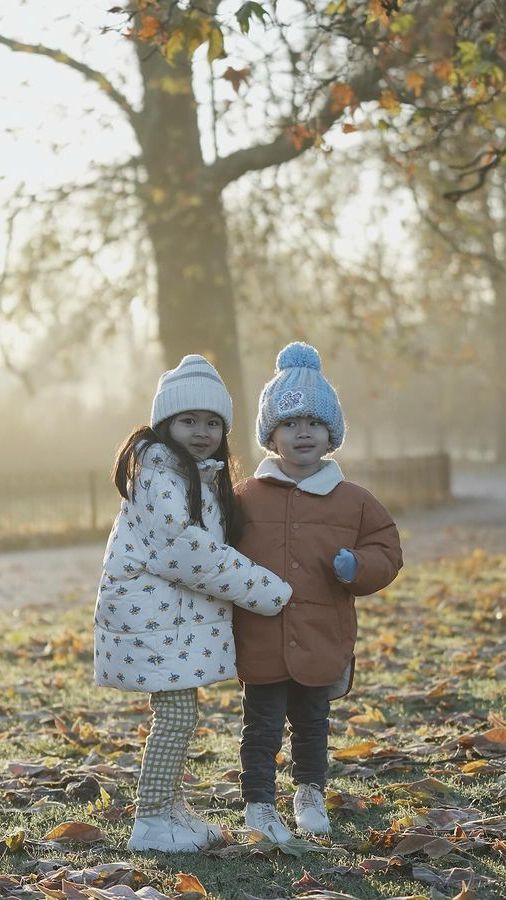 7 Potret Lucu Zayn dan Zunaira Anak Kembar Syahnaz Main Ice Skating saat Liburan di London, Gemesin Banget!