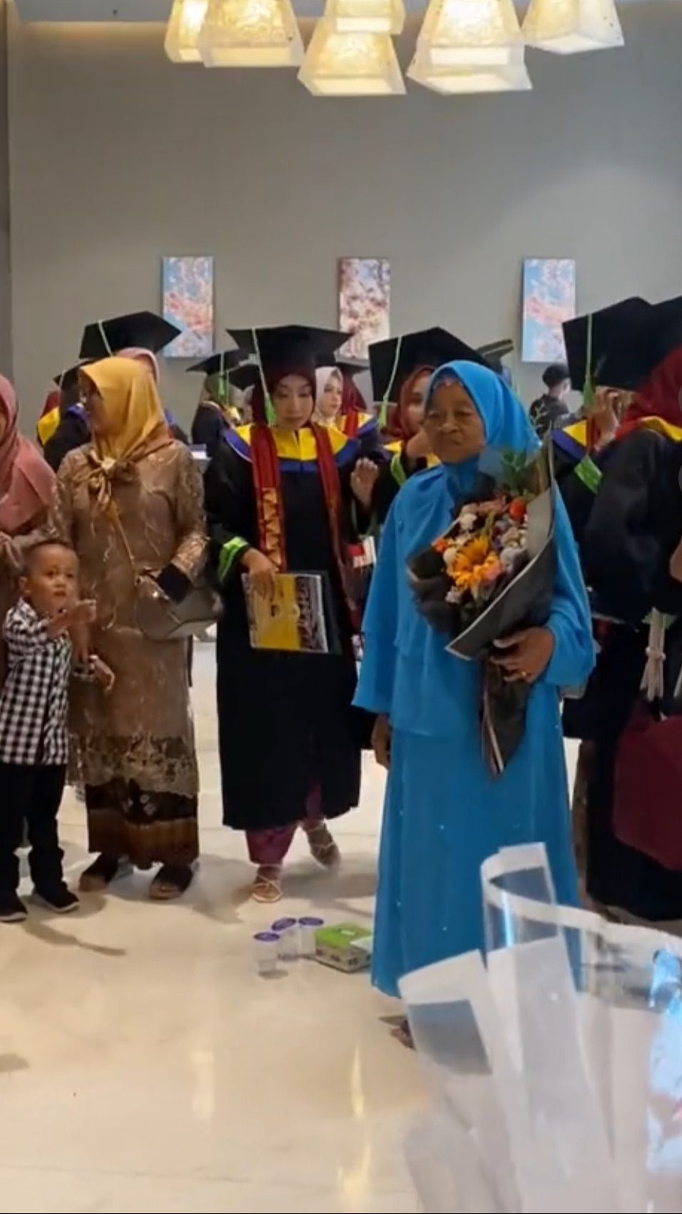 Hadiri Wisuda Cucu, Aksi Nenek Bawakan Bunga dan Tunggu di Depan Pintu Ini Curi Perhatian