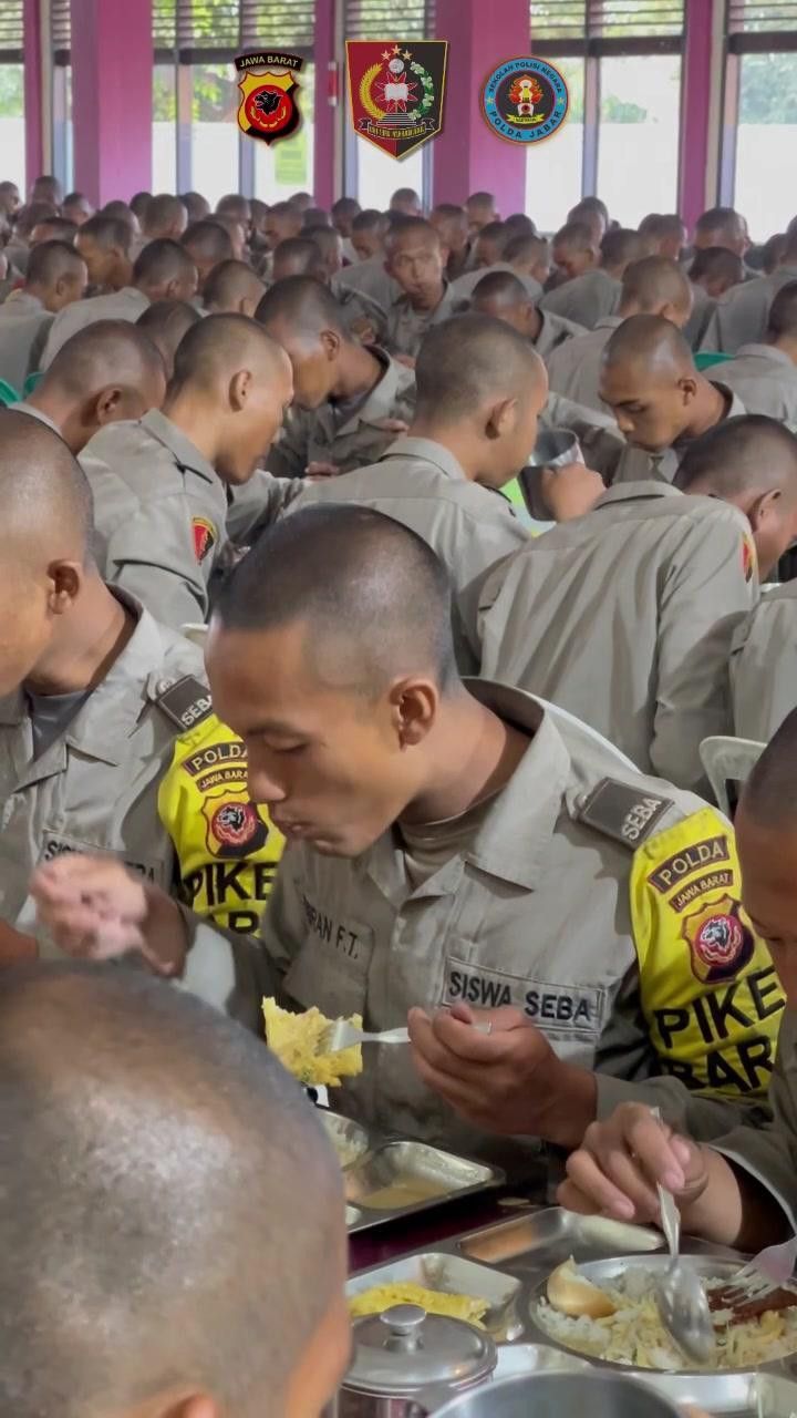 VIDEO: Begini suasana makan pagi siswa Diktukba Polri, kompak dan tertib banget