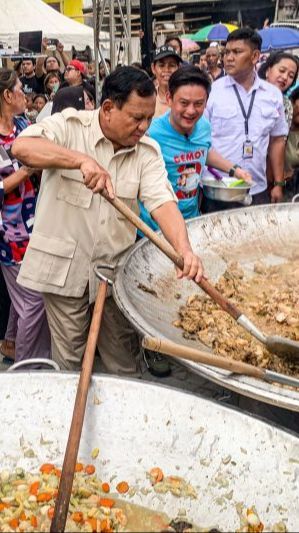 Saat Prabowo Sekuat Tenaga Mengaduk Makanan dalam Panci Raksasa untuk Warga Cilincing