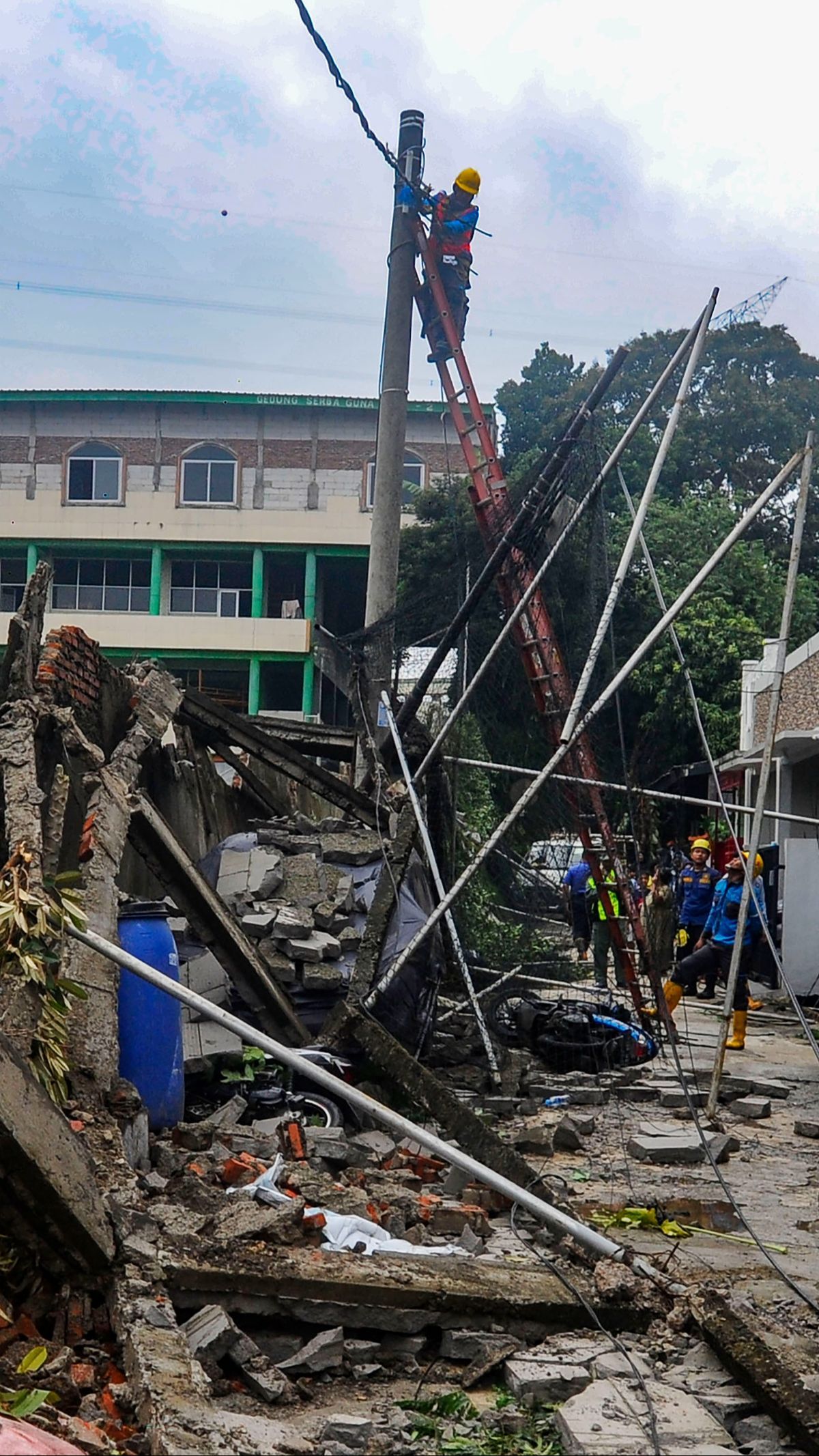 FOTO: Tembok Lapangan Sekolah Roboh Timpa Mobil dan Motor di Depok