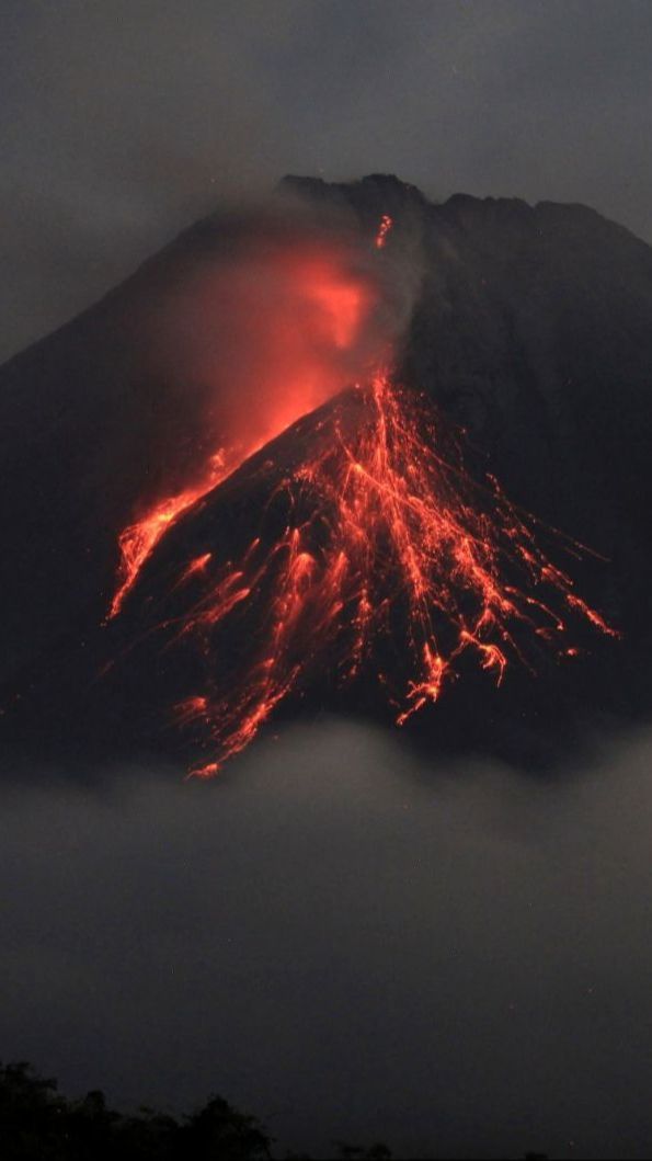 Gunung Merapi Muntahkan Awan Panas Guguran, Belasan Desa Terdampak