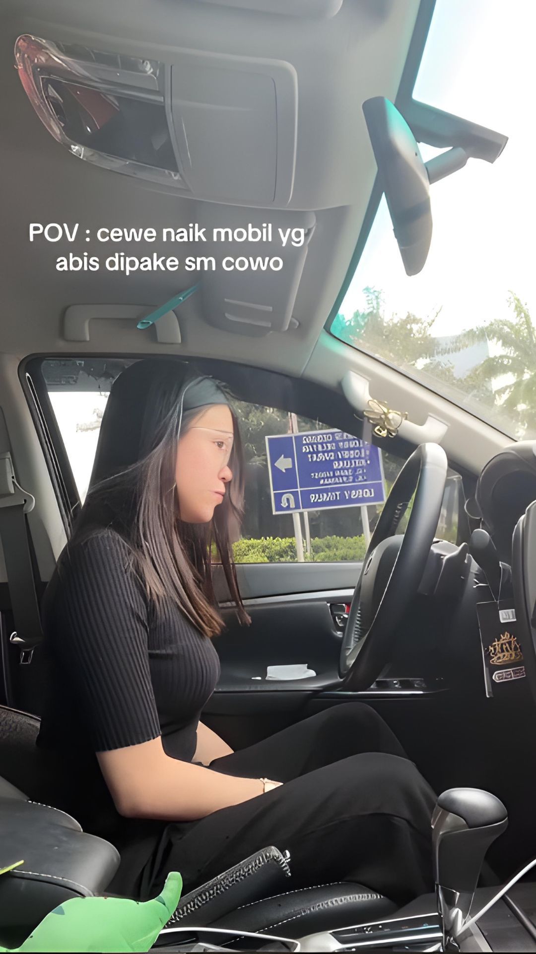 Begini Susahnya Cewek Naik Mobil yang Sebelumnya Dipakai Cowok, Nyetir