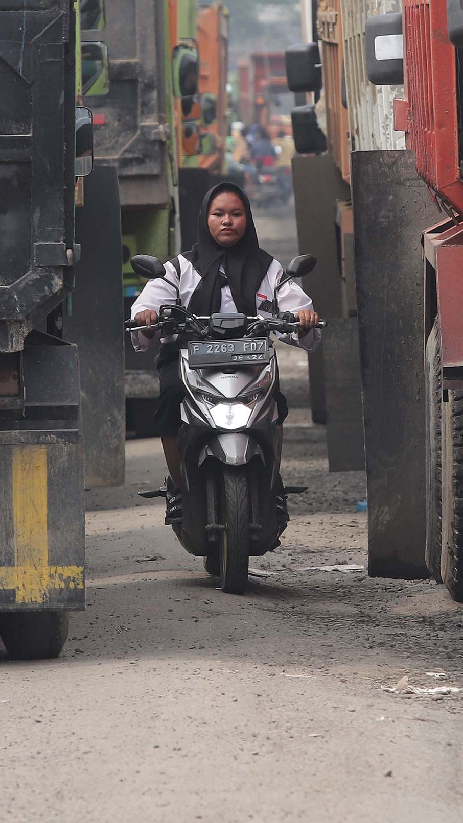 FOTO: Derita Warga Parung Panjang Imbas Protes Supir Truk: Jalanan Lumpuh dan Macet Berkilo-kilometer