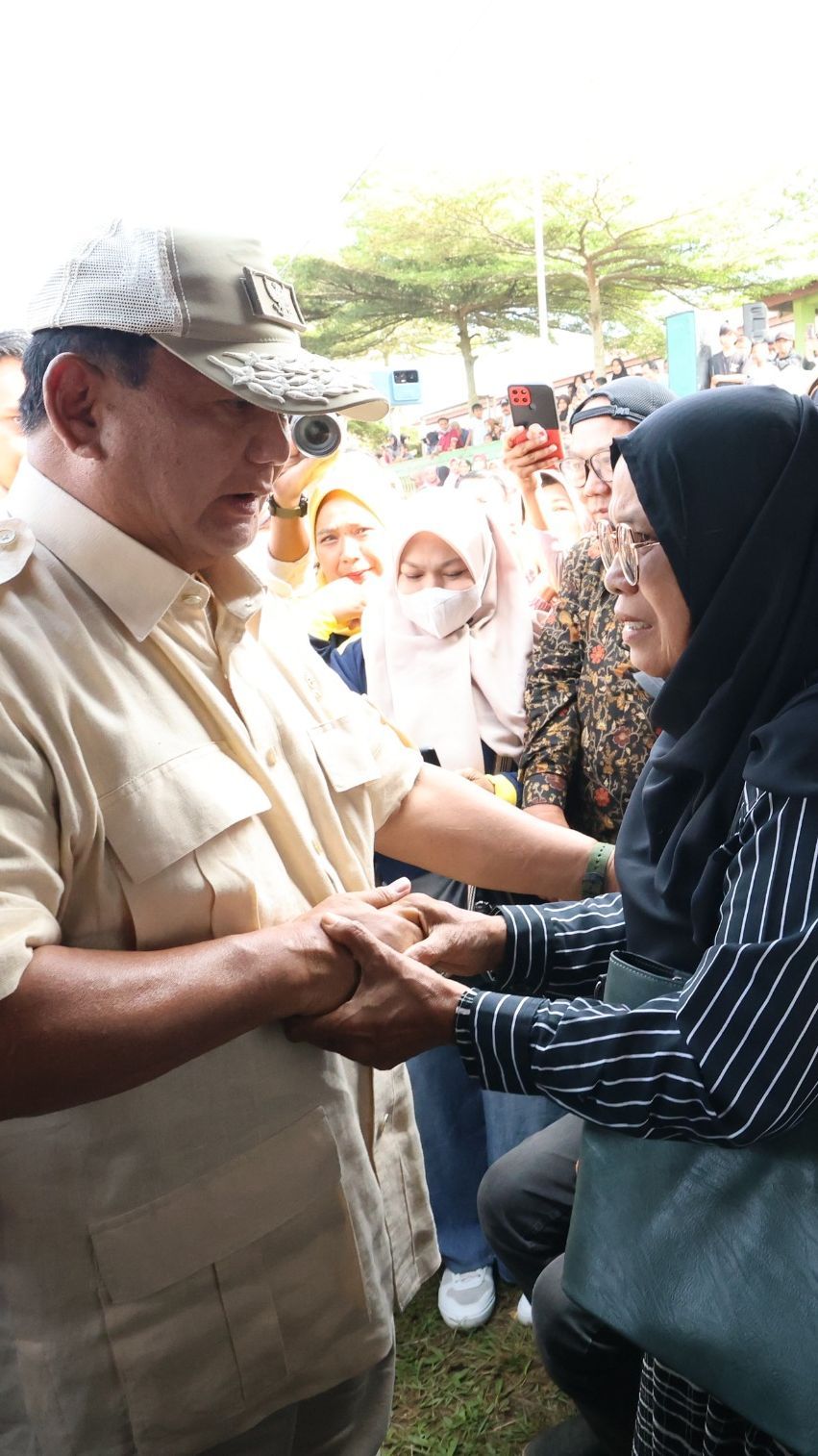 Prabowo Jenguk Korban Erupsi Marapi, Tengok Dapur Umum dan Beri Santunan