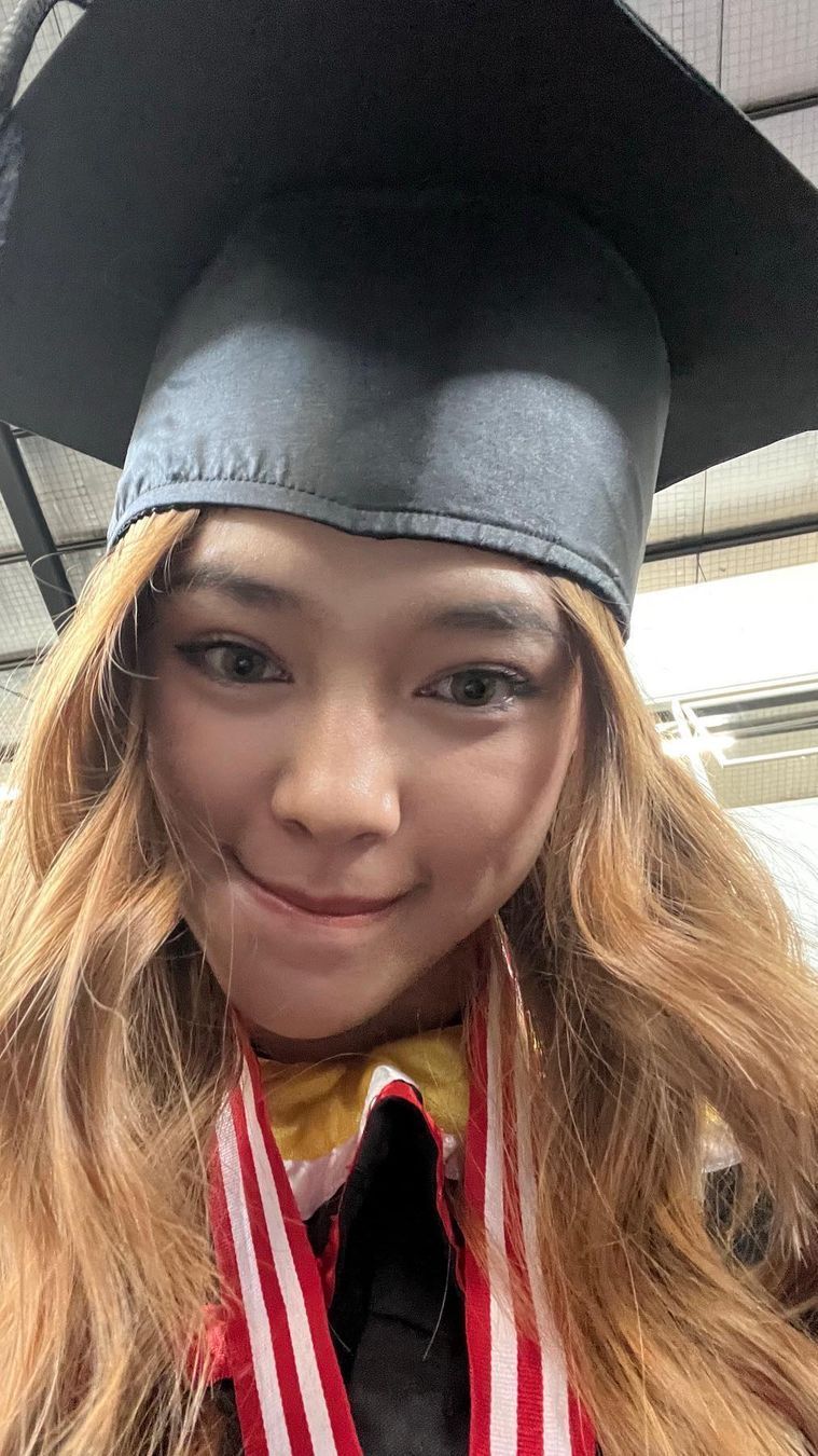 Potret Perayaan Wisuda Anneth Delliecia, Cantik Memesona