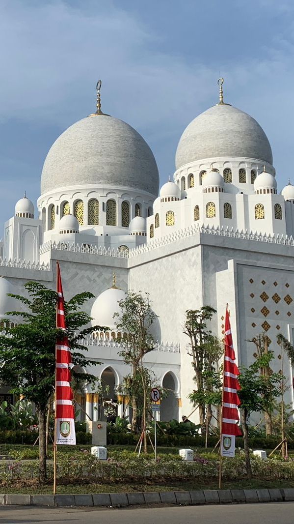 Di Balik Keindahan Masjid Sheikh Zayed Solo