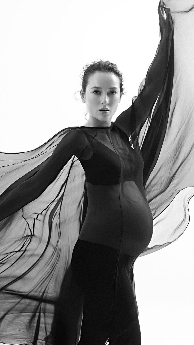 Tampil Elegan dengan Nuansa Monokrom, Intip Potret Maternity Shoot Julie Estelle