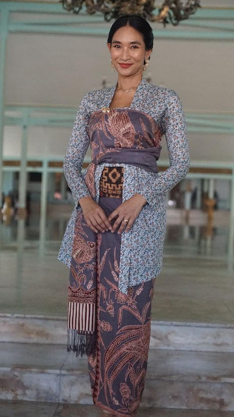 Tampil Bak Kartini, Intip Potret Happy Salma dengan Berbagai Model Kebaya