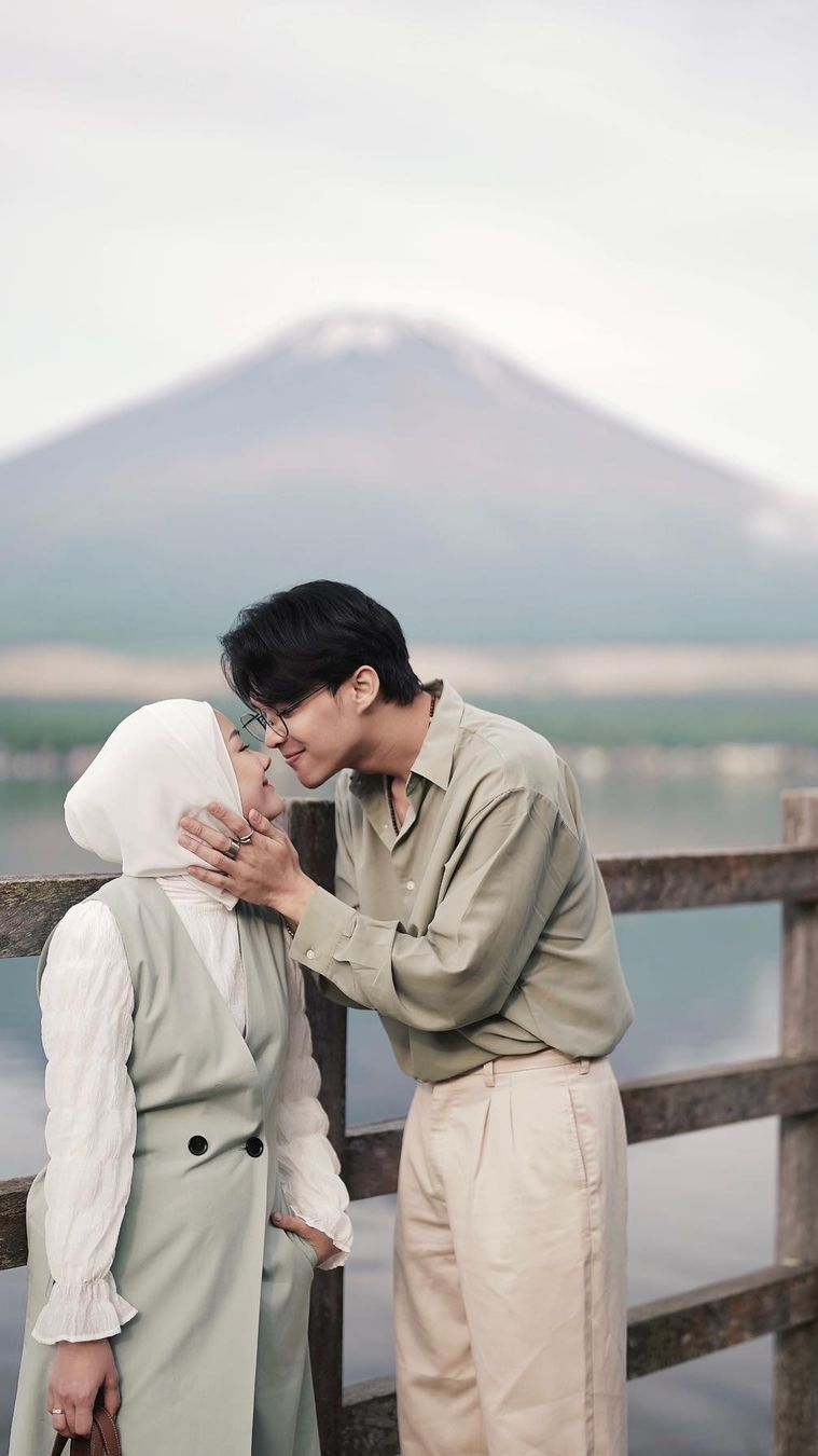 Main Series Bareng Suami, Intip Potret Mesra Dinda Hauw Bareng Rey Mbayang