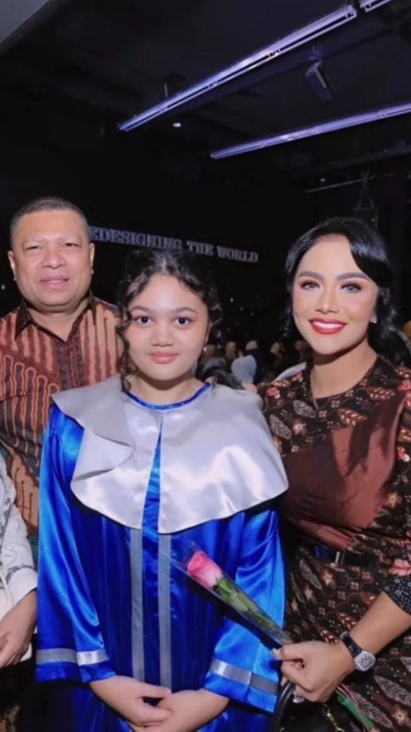 Potret Cantik Amora Anak Krisdayanti & Raul Lemos di Acara Wisuda Curi Perhatian