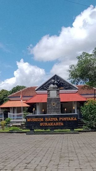 Berkunjung ke Radya Pustaka Solo, Museum Tertua di Indonesia