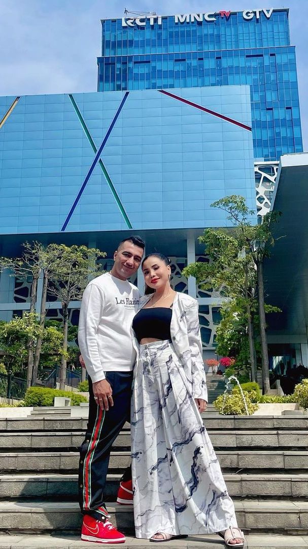 Potret Kebersamaan Eva Belisima dan Karan Romana, Romantis dan Penuh Kehangatan