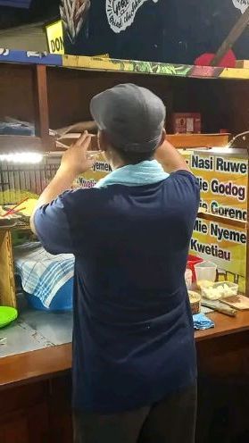 Kisah Hidup Pakdhe Nurdin, Dulunya Hidup Bak Preman Sekarang Jadi Maestro Nasi Goreng