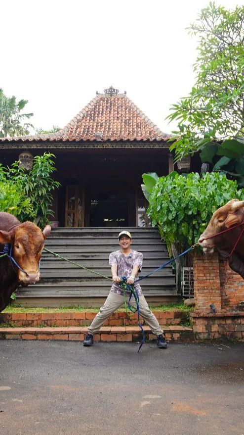 Irfan Hakim Unggah Foto Dua Sapi Peliharaannya Jelang Kurban, Bikin Haru Warganet