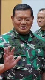 Perintah Panglima TNI dari Atas Kendaraan Tempur