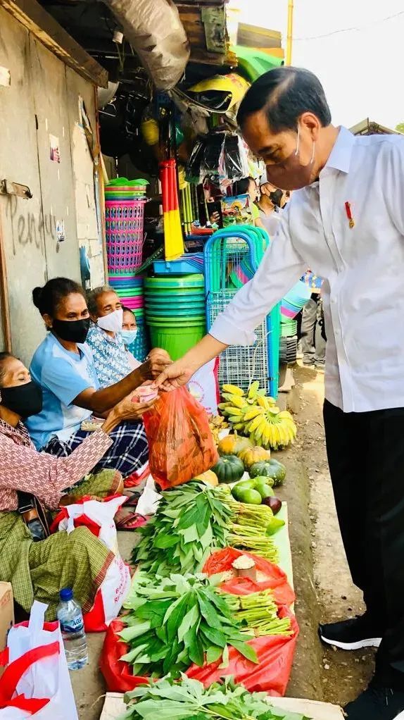 Gaya Santai Jokowi di Pasar Tradisonal