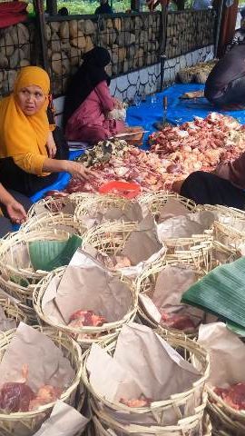 Cara Warga Sumedang Budayakan Ramah Lingkungan saat Kurban, Gunakan Wadah Tahu untuk Daging