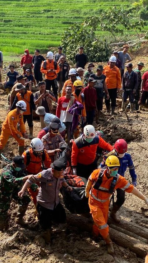 TNI-Polri dan Anjing Pelacak Dikerahkan, Warga Garut Ditemukan Meninggal di Bawah Material Longsor