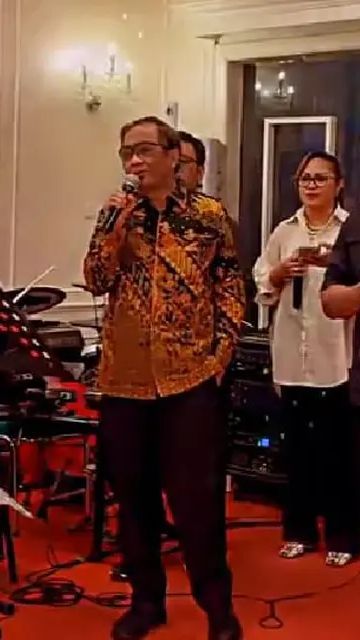 Asyiknya Mahfud MD Nyanyi Lagu Koes Plus, Lepas Lelah Usai Bekerja