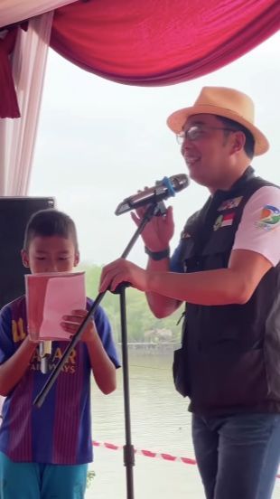 Bocah dari 'Barcelona' Baca Pantun Lucu di Depan Ridwan Kamil, Isinya Bikin Ngakak