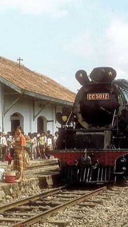 Potret Lawas Kereta Api di Berbagai Stasiun di Indonesia Tahun 1980, Bikin Nostalgia