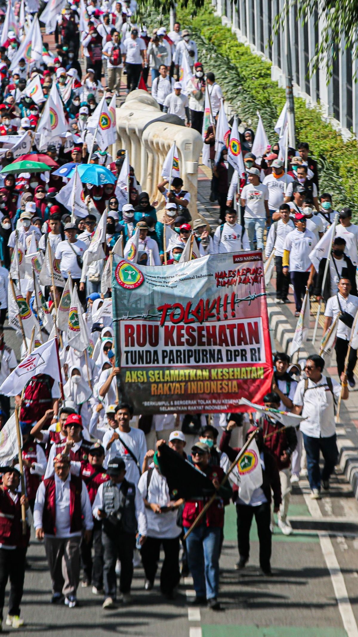 FOTO: Menentang Pengesahan RUU Kesehatan, Ribuan Tenaga Medis Geruduk DPR