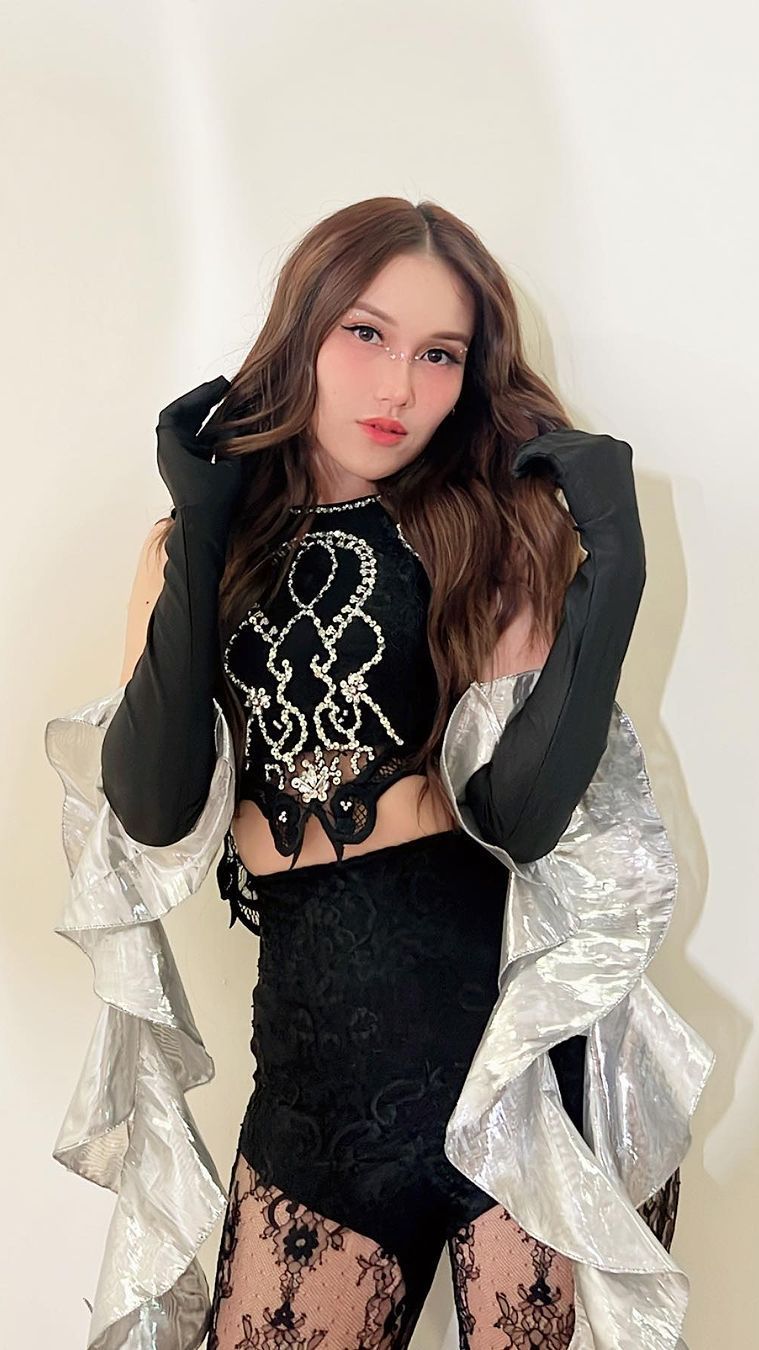 Gaya Manggung Kerap Jadi Sorotan, Intip Potret Ayu Ting Ting Pakai Outfit ala Idol Kpop