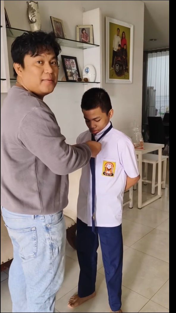 Tak Terasa Alwi Sudah Masuk SMA, Posan Pasangkan Dasinya