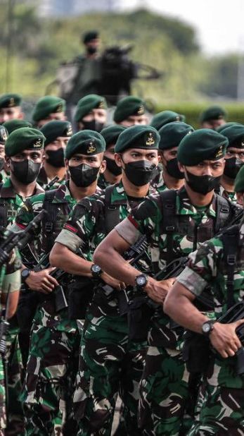 Momen Haru Istri Anggota TNI Ditinggal Tugas Suami, Tak Kuasa Tahan Tangis Kondisi Sedang Hamil