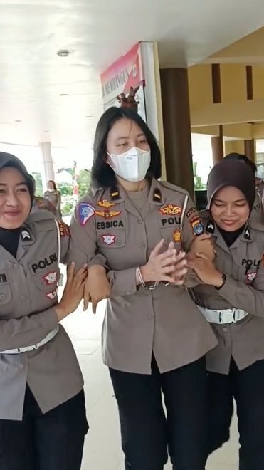 Perwira Polwan Cantik Tiba-Tiba 'Dibekuk' Bintara Polwan, Tangan Diborgol lalu Dimasukkan ke Kolam