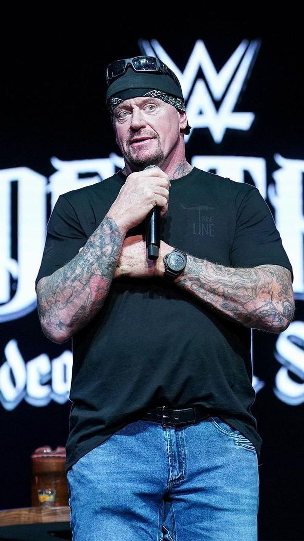 Lindungi Istrinya, Aksi Legenda WWE The Undertaker Pelototin Ikan Hiu Disorot Warganet