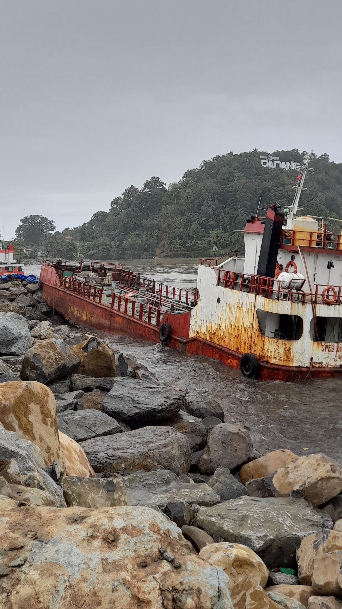 Terseret Ombak Besar, Kapal Pengangkut BBM Tujuan Mentawai Terdampar di Pantai Padang