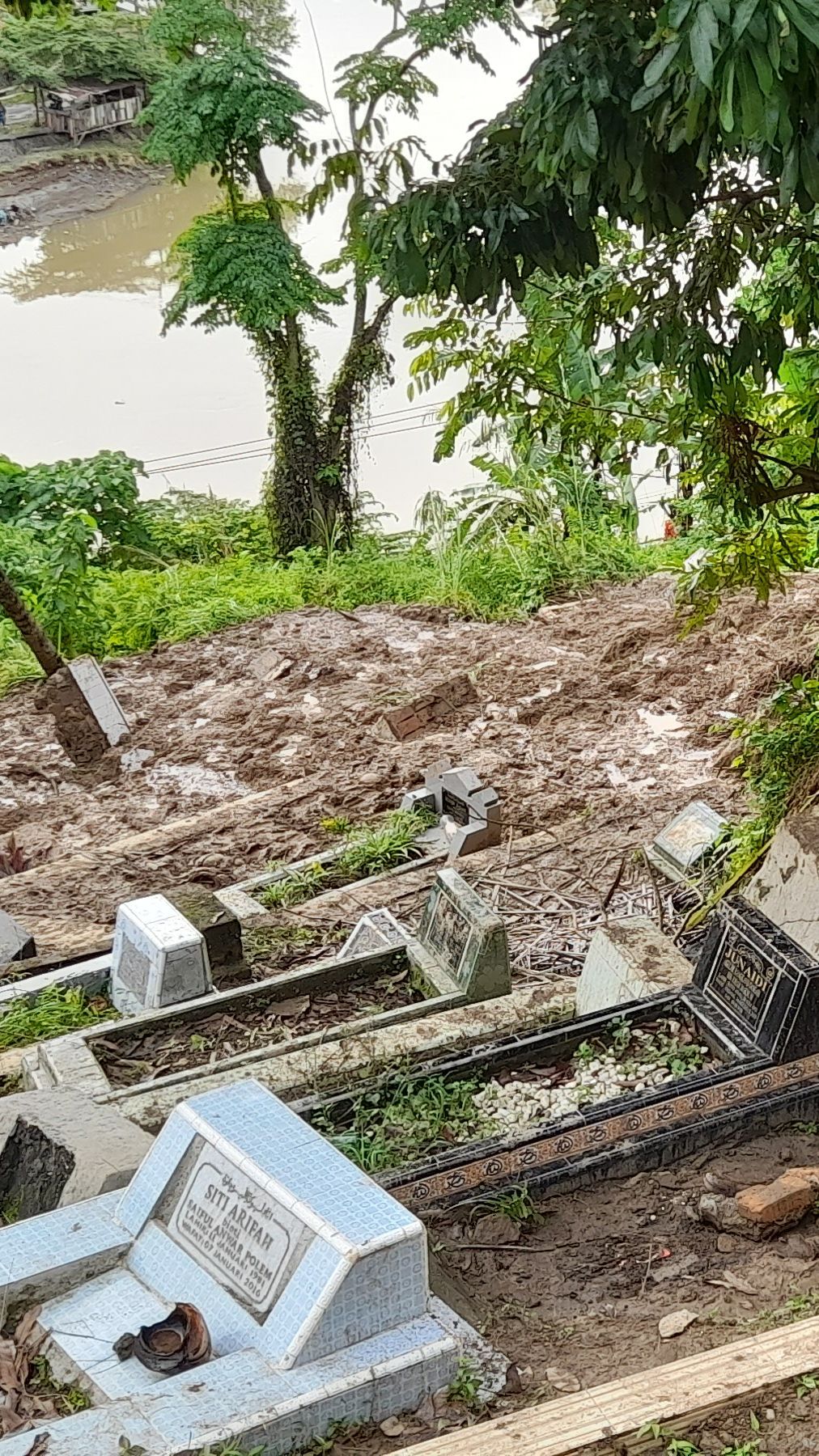 Perkuburan di Padang Longsor, Belasan Jenazah  Masih Terbungkus Kain Kafan Berserakan