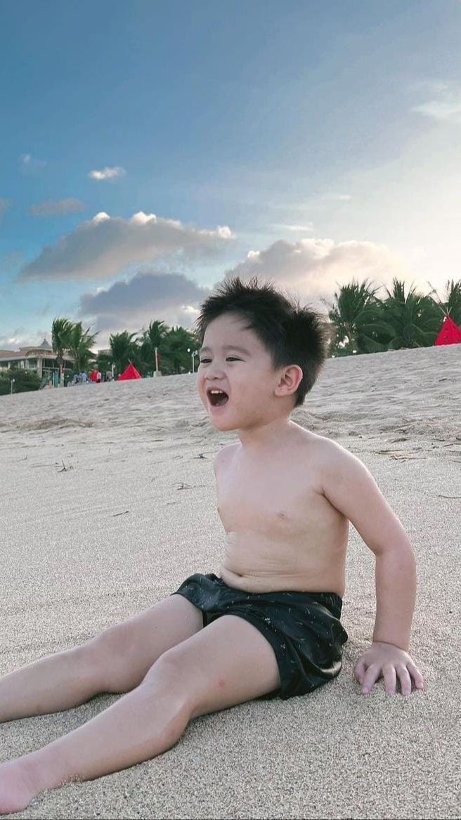 Intip Keseruan Liburan Citra Kirana dan Keluarga di Pantai, Baby Athar Tampil Seksi Buat Sang Mama Gemas