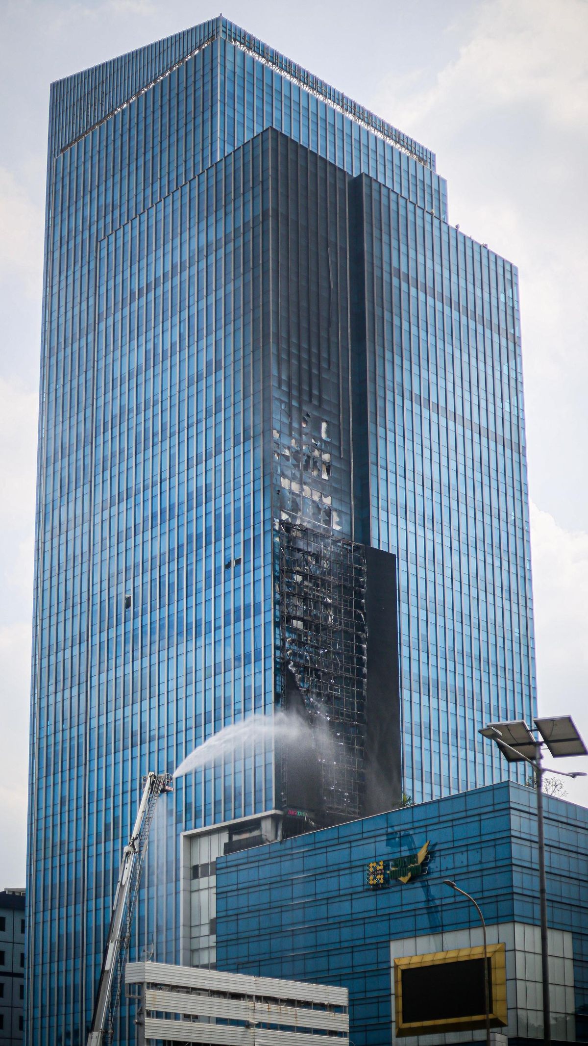 FOTO: Kondisi Gedung K-Link Tower di Jalan Gatot Subroto Dilalap Kebakaran, 21 Mobil Damkar Dikerahkan