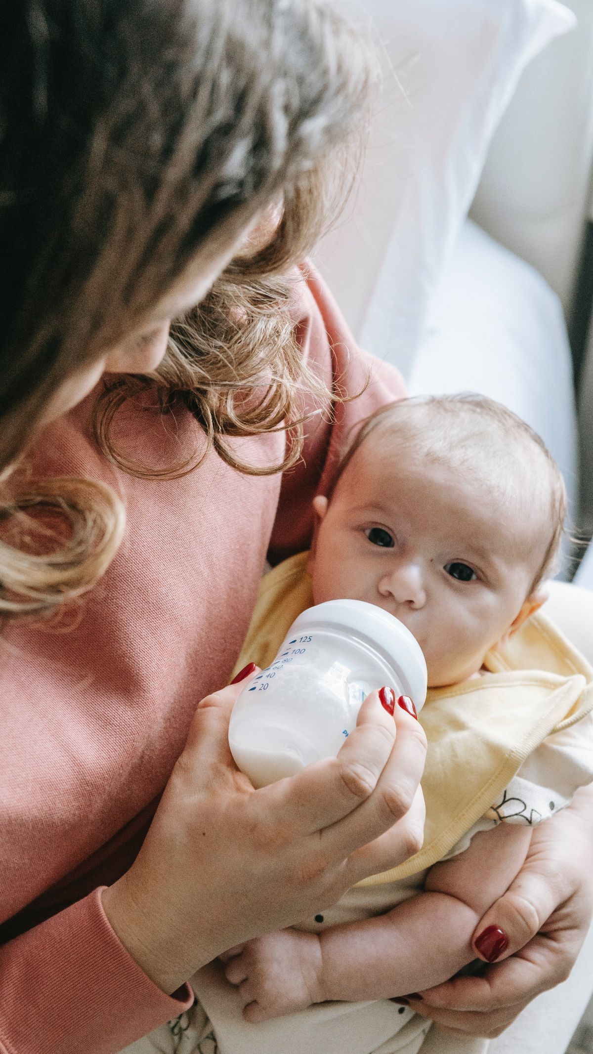 Mengapa Orangtua Perlu Bantu Bayi Bersendawa Setelah Minum Susu