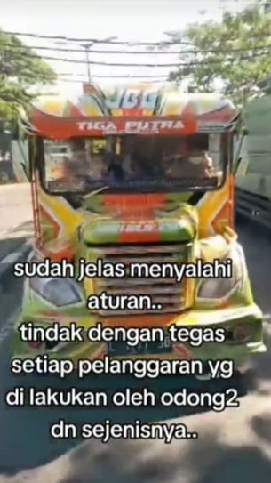 Segerombolan Emak-Emak Naik 'Odong-Odong' Masuk Jalan Raya, Kena Tegur Bahayakan Nyawa