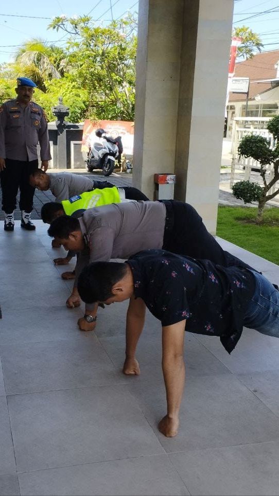 Polisi Tolak Laporan Korban Pencopetan dan Malah Minum Bir Dihukum Push Up