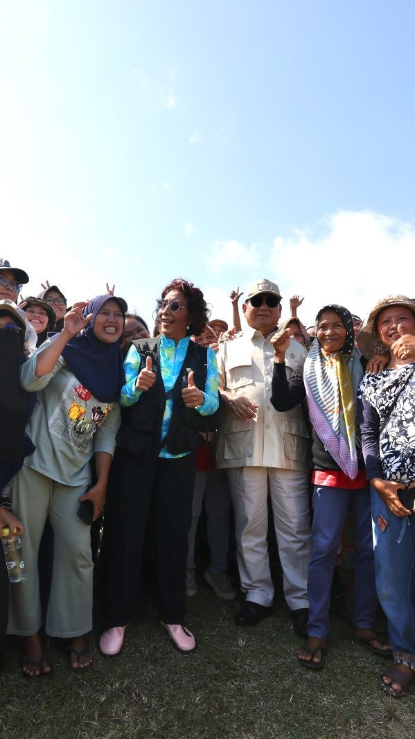 Momen Akrab Prabowo dan Susi Pudjiastuti di Pantai Pangandaran