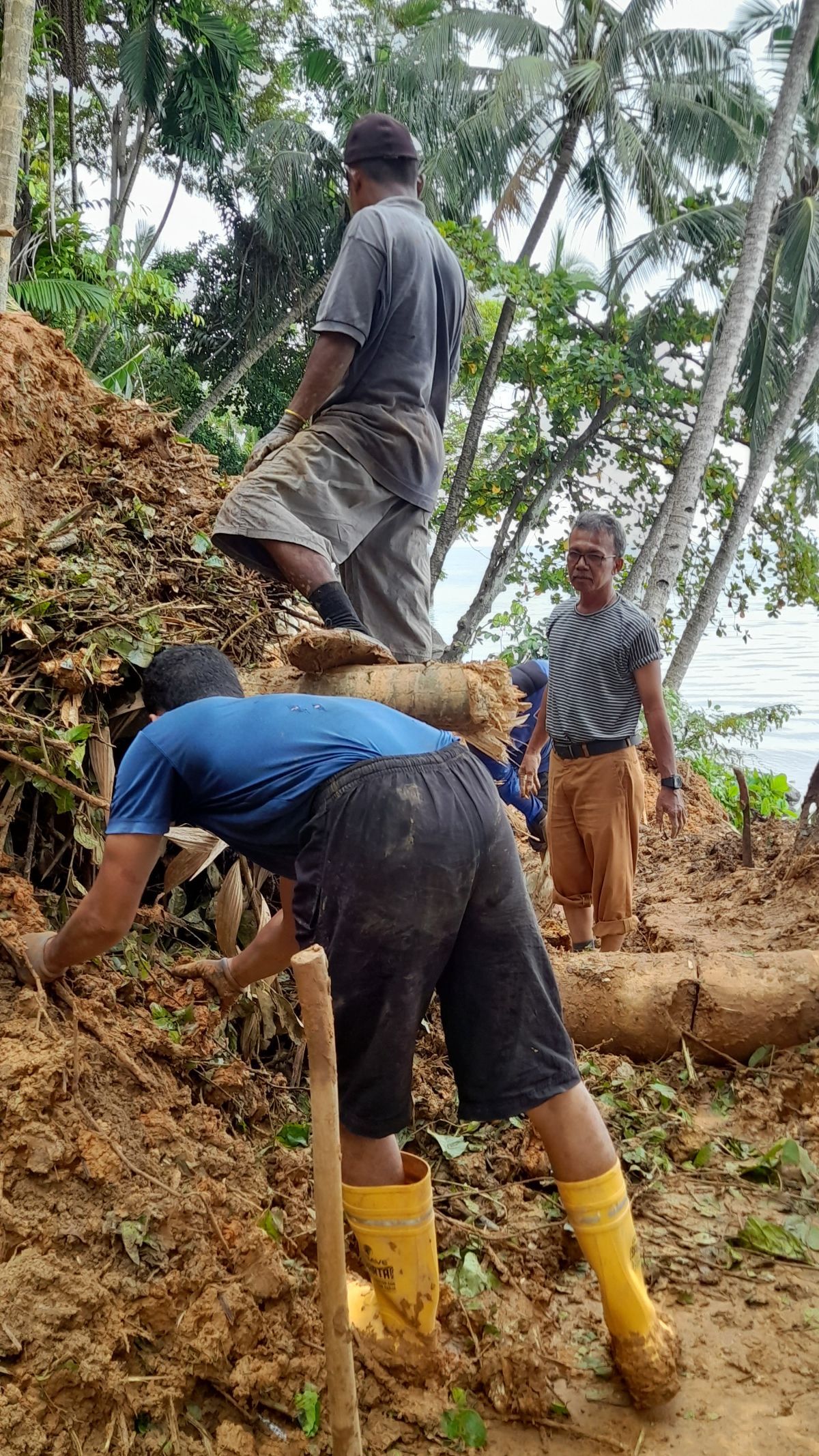 Tak Bisa Dijangkau Alat Berat, Pembersihan Material Longsor di Gunung Padang Dilakukan Manual