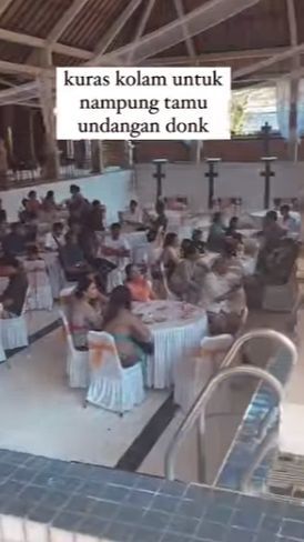 Tak Punya Lahan untuk Tamu, Pasangan Ini Kuras Kolam untuk Acara Lamarannya