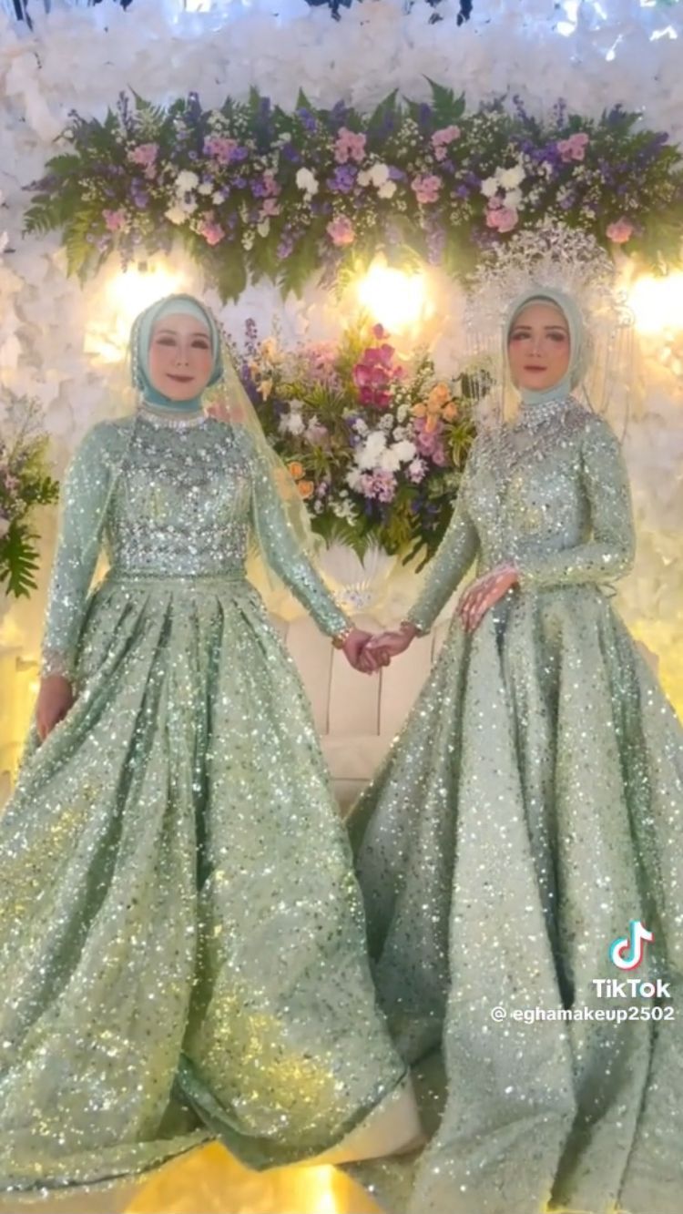 Tak Mau Kalah, Ibu Pengantin Ini Pakai Gaun Sama Persis dengan Anaknya