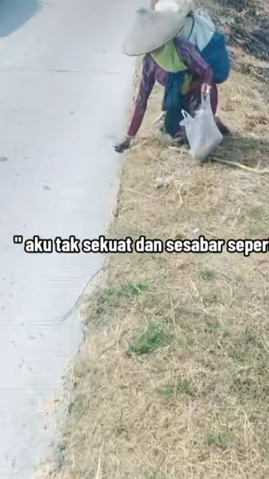 Bikin Haru, Nenek Ini Punguti Gabah Jatuh di Pinggir Jalan Sebut di Rumah Sendiri