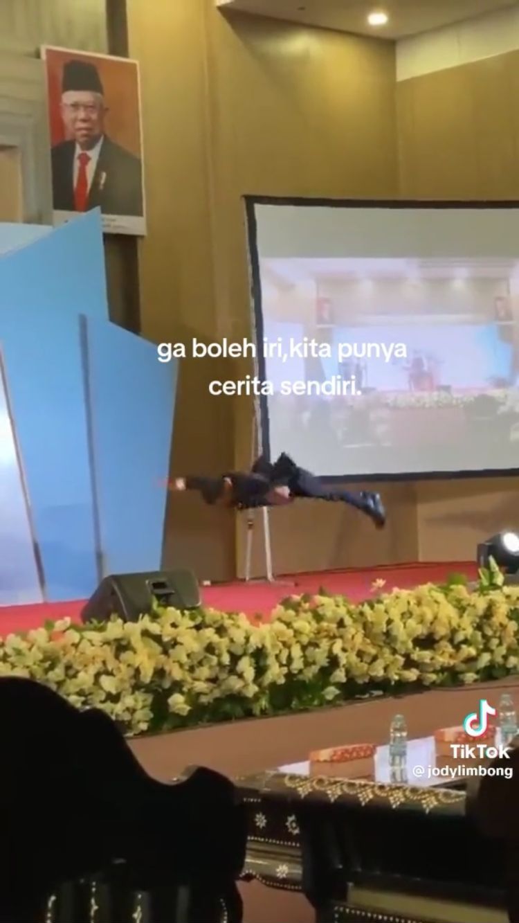 Jatuh di Panggung saat Wisuda, Pria Ini Tolak Malu dengan Push Up dan Bergaya Keren