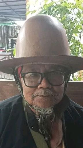 Kisah Mbah Sugiyarno dari Blora, 40 Tahun Kenakan Topi Berbahan Kayu Jati